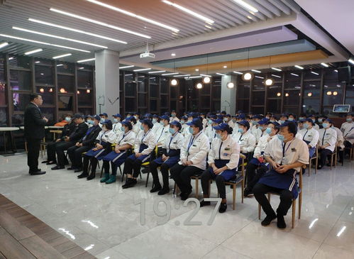 我校全体食堂员工圆满完成餐饮安全培训考核，通过率高达100%并开展庆祝歌舞活动