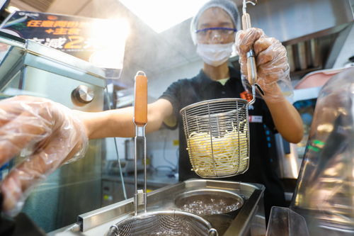 长宁率先放开小型便利店兼营餐饮服务 便利店现场煮面与歌舞活动成新风尚